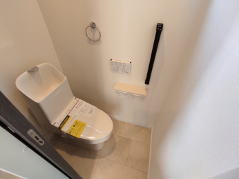 トイレ　温水洗浄機能付・フチなし形状＆旋回流でいつでも清潔を保ってくれます。