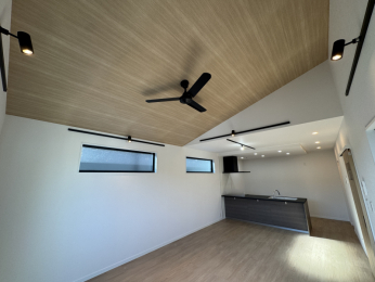 �É�������s��׎���בO175-5�A���̐V�z��ˌ��Ẵ��r���O