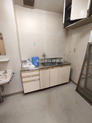 �É������Îs��蒬5���ڂ̃r���̃L�b�`��
