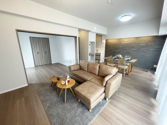 �É������Îs��y�� �̒��Ã}���V�����̃��r���O