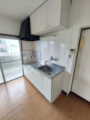 �É������Îs�剪 �̒��Ã}���V�����̃L�b�`��