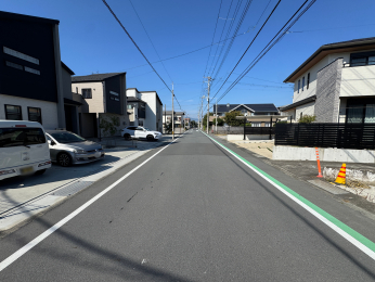 �É������Îs��{����611��4�̐V�z��ˌ��Ă̑O�ʓ��H�܂ތ��n�ʐ^
